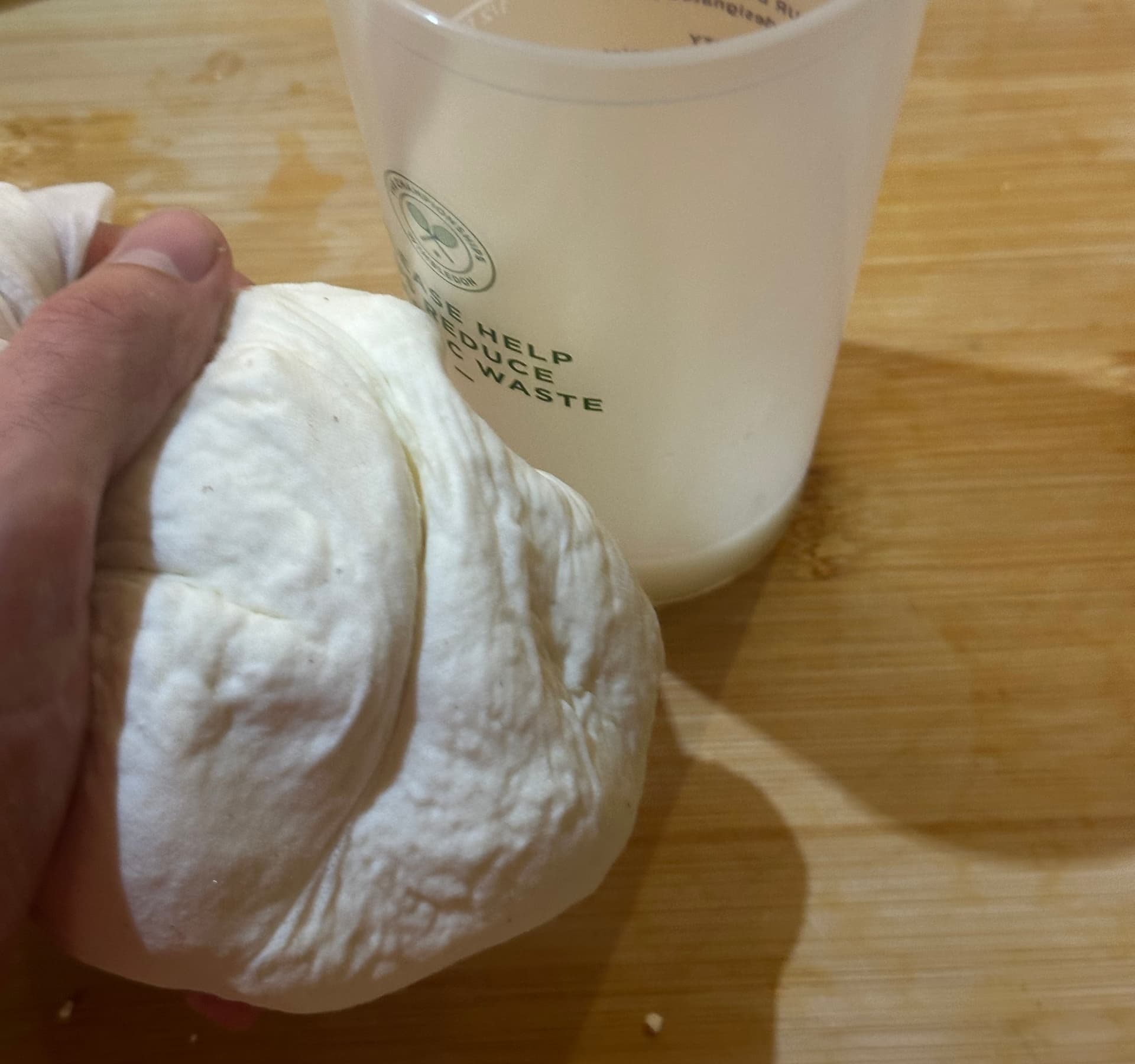 Высушенный творог в марле