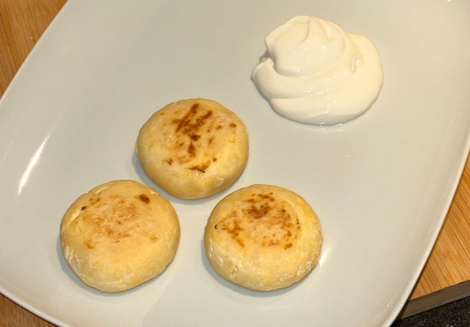 Готовые сырники на тарелке