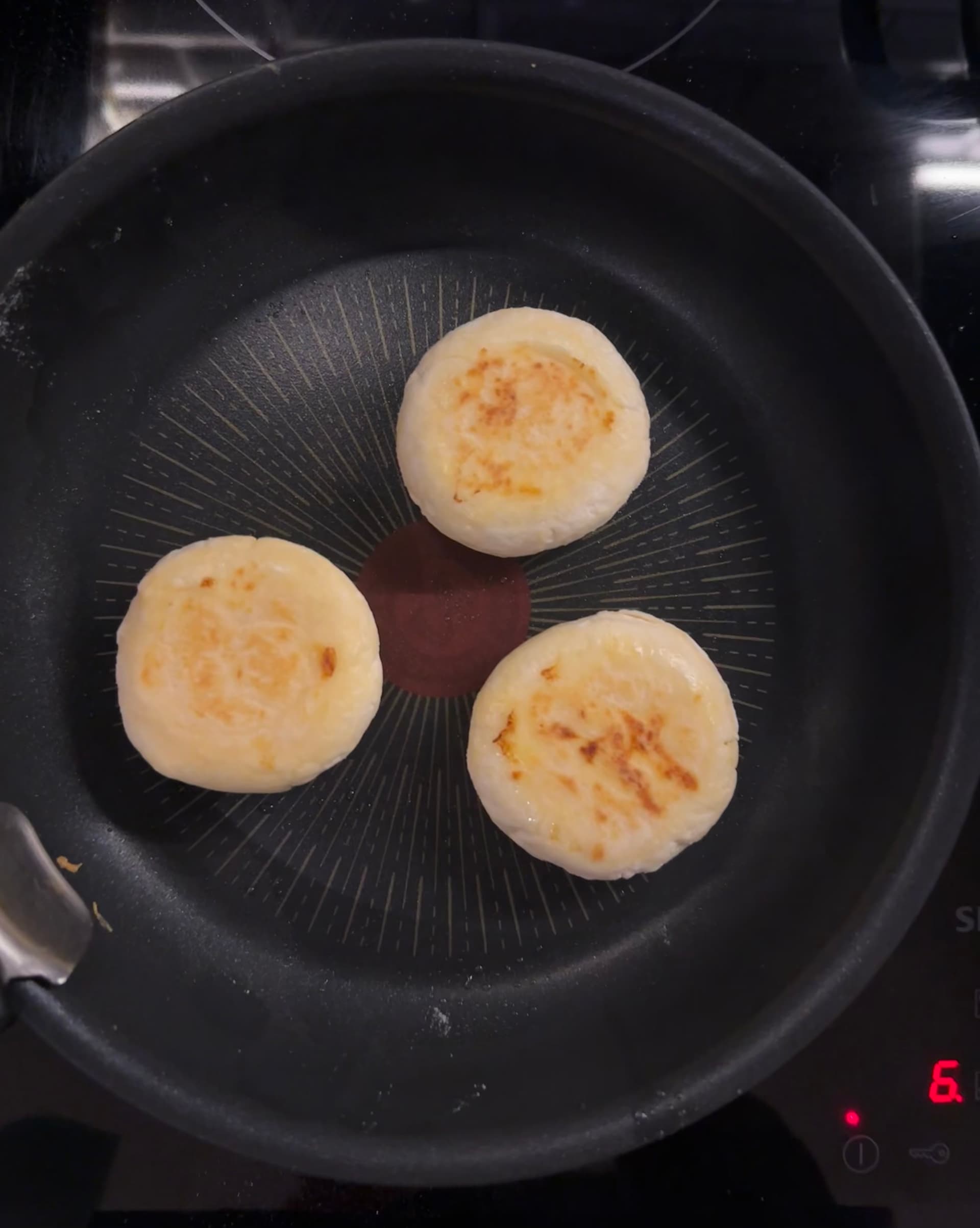 Сырники жарятся на сковороде