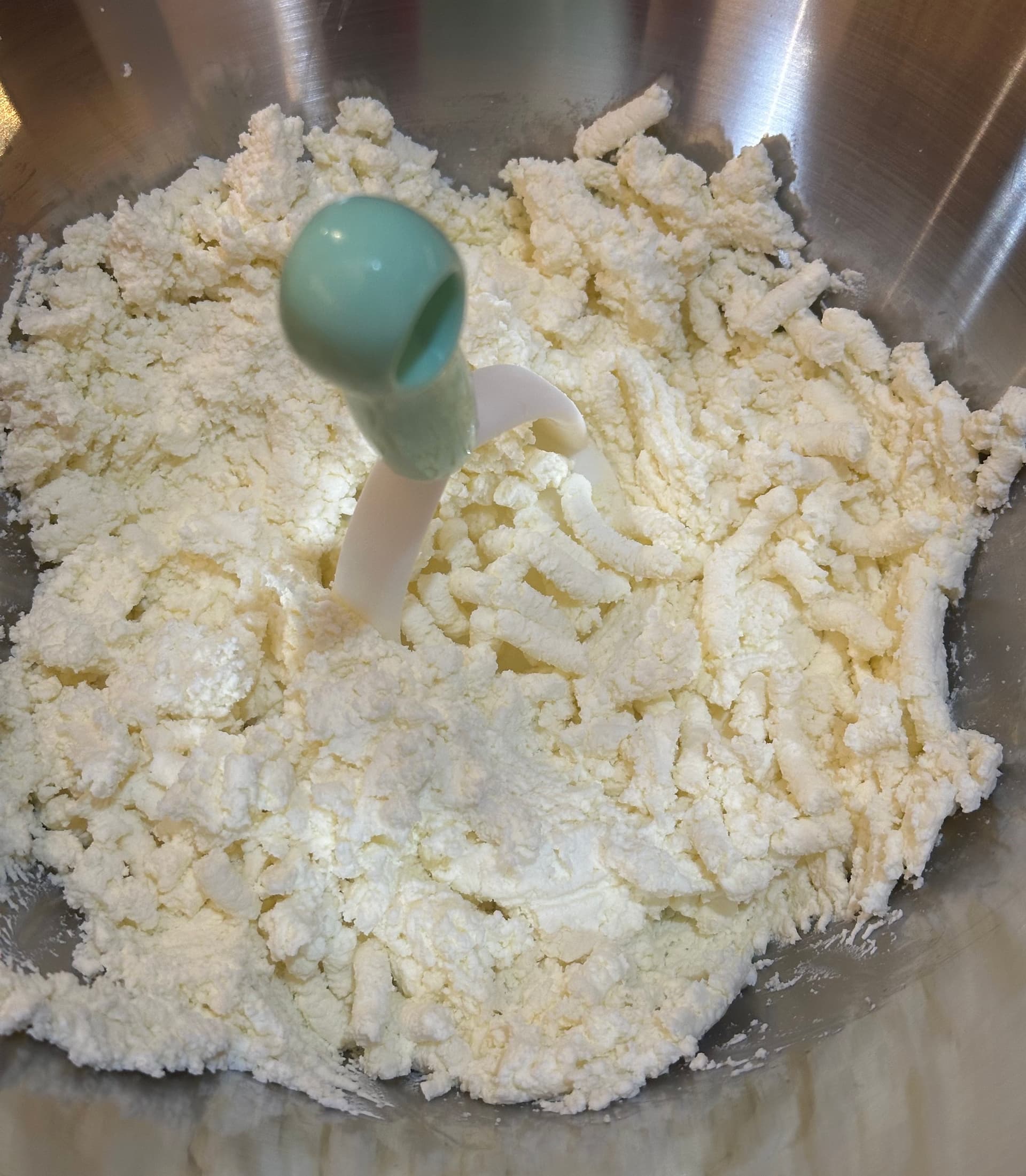 Размятый творог с мукой, сахаром и желтком