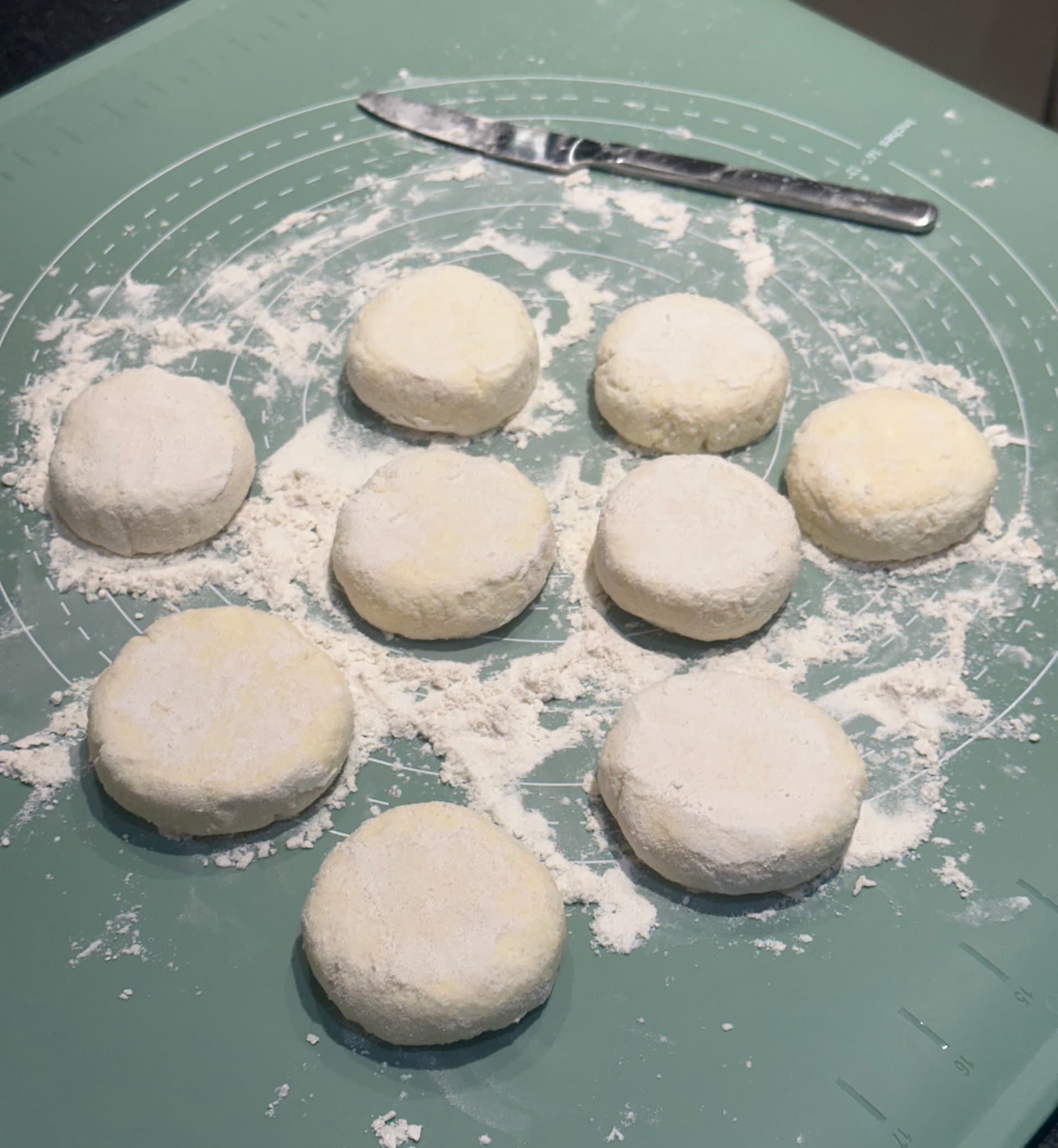 Сформированные сырники на доске с мукой